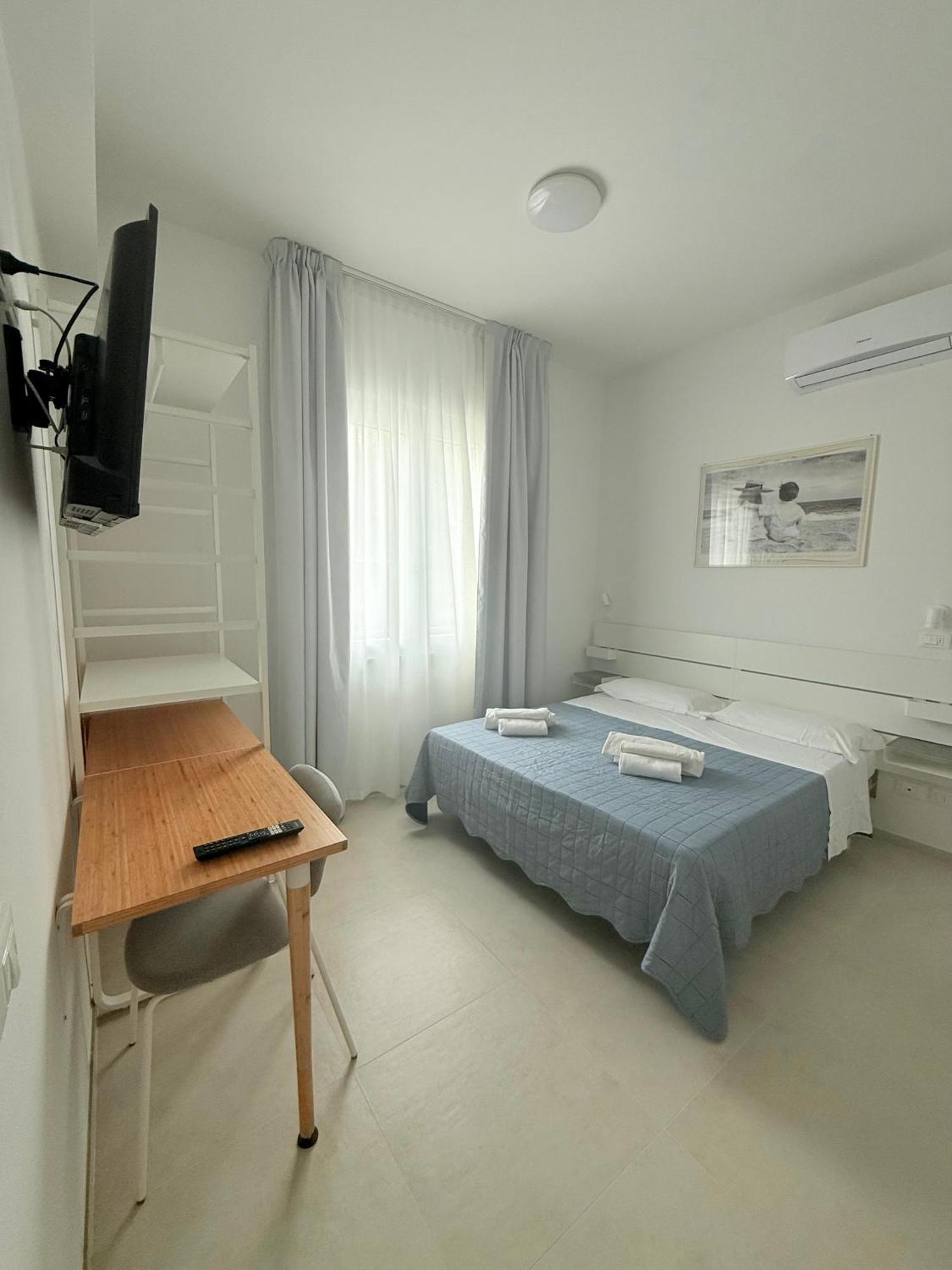Hotel Pigalle Ріміні Екстер'єр фото