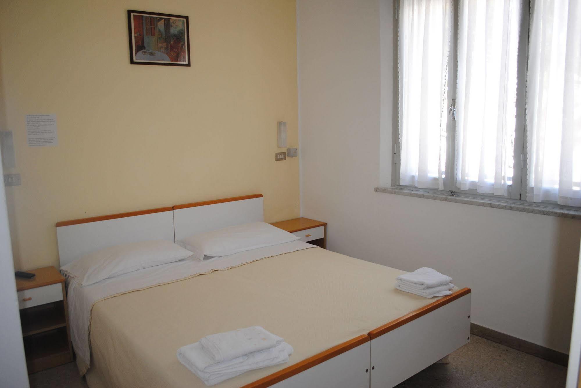 Hotel Pigalle Ріміні Екстер'єр фото